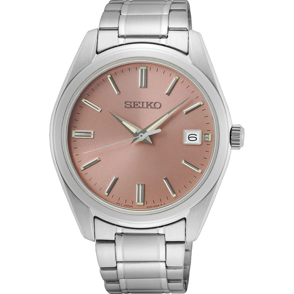 Vista frontal del reloj con caja y brazalete plateados, esfera rosa palo, sobre fondo blanco