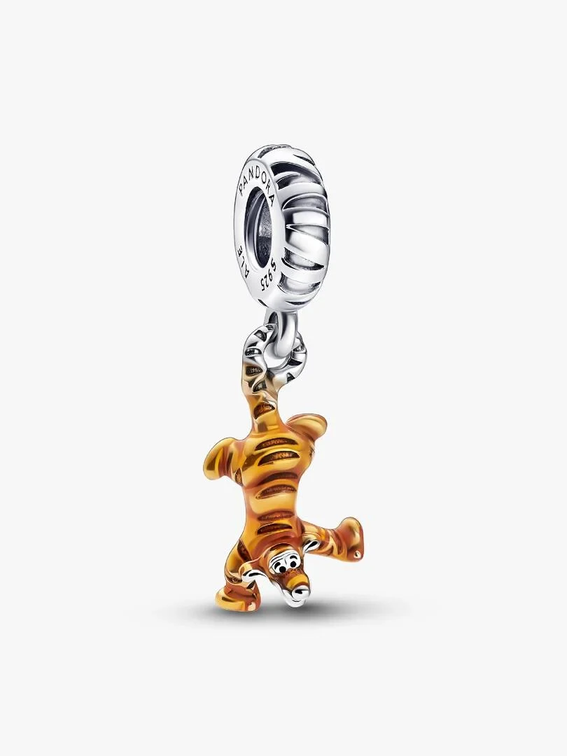 Charm Tigger suspendu à un anneau en argent, vue de face complète sur fond blanc.
