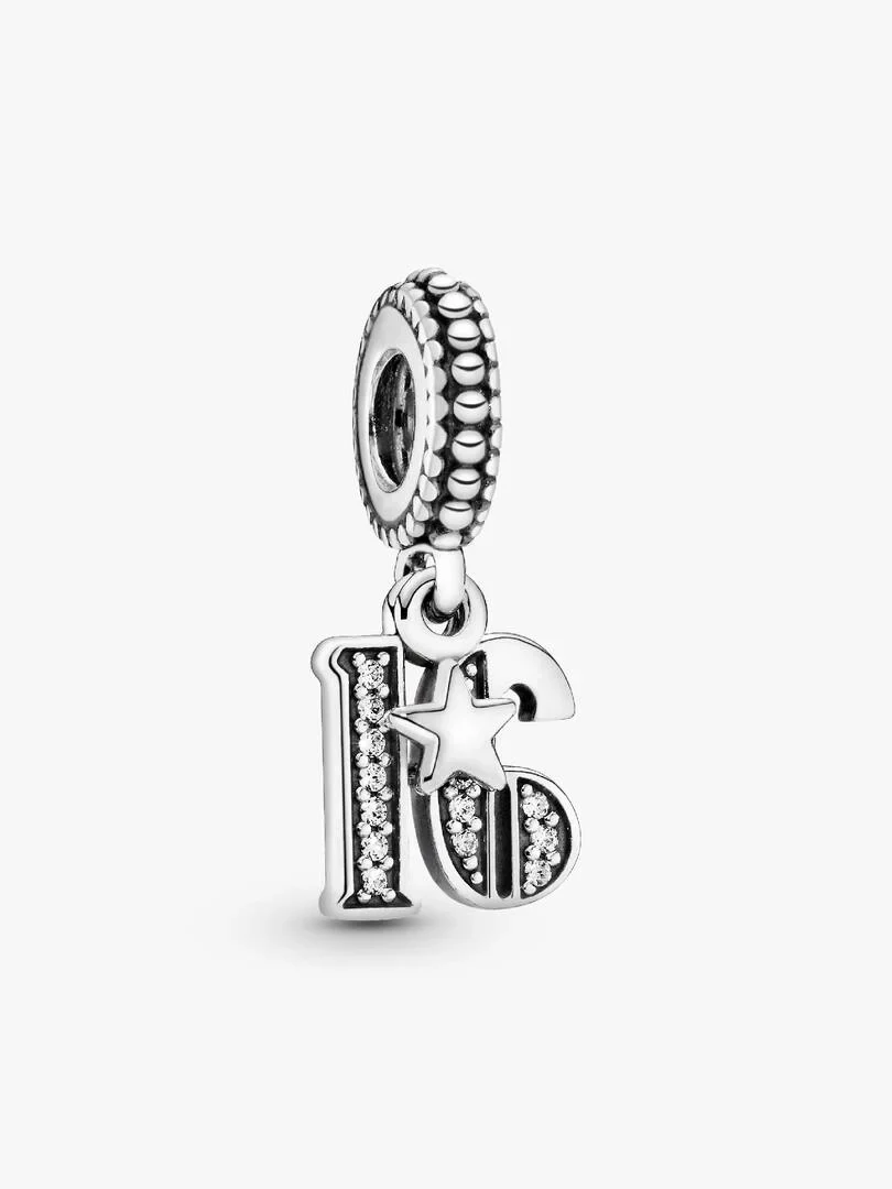 Charm pendent avec le chiffre 16 et une étoile, vue de profil sur fond blanc.