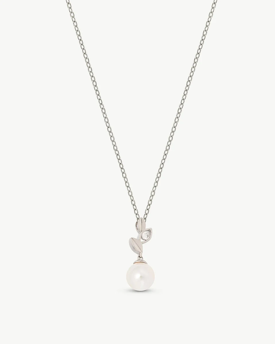 Ketting met parelpendant en blad-detail, vooraanzicht op witte achtergrond.