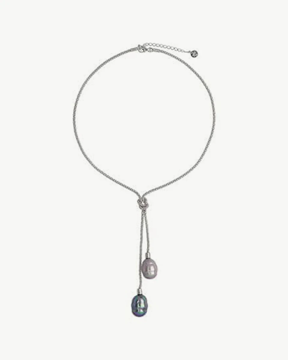 Feine Halskette mit zwei hängenden Barockperlen, Frontansicht auf weißem Hintergrund.