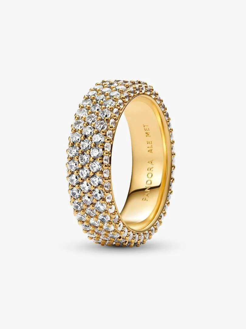 Anillo de tres filas de circonitas visto en ángulo lateral, sobre fondo blanco.