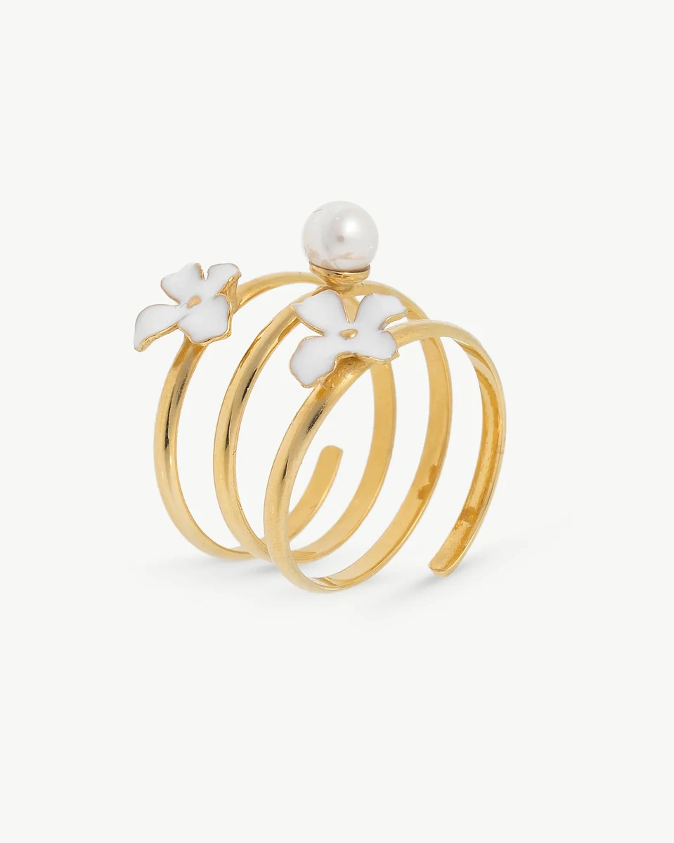 Anillo de bandas múltiples con perla y flores esmaltadas, vista lateral en ángulo sobre fondo blanco.