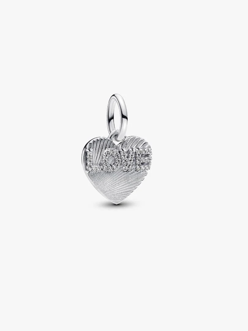 Hart charm met 'LOVE' cubic zirconia inscriptie, vooraanzicht op witte achtergrond.