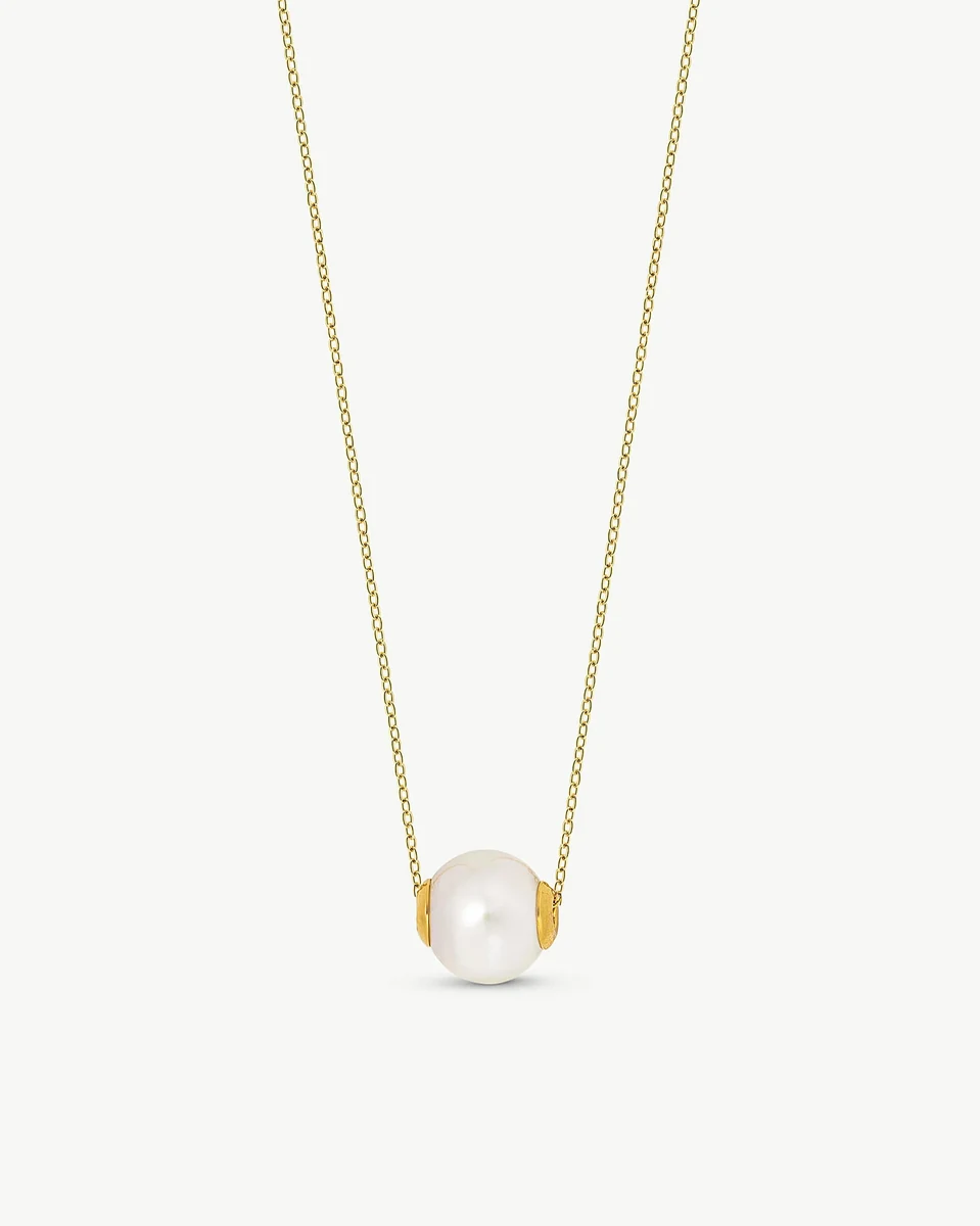 Collier avec perle centrale sur fond blanc, vue frontale plan moyen avec chaîne dorée.