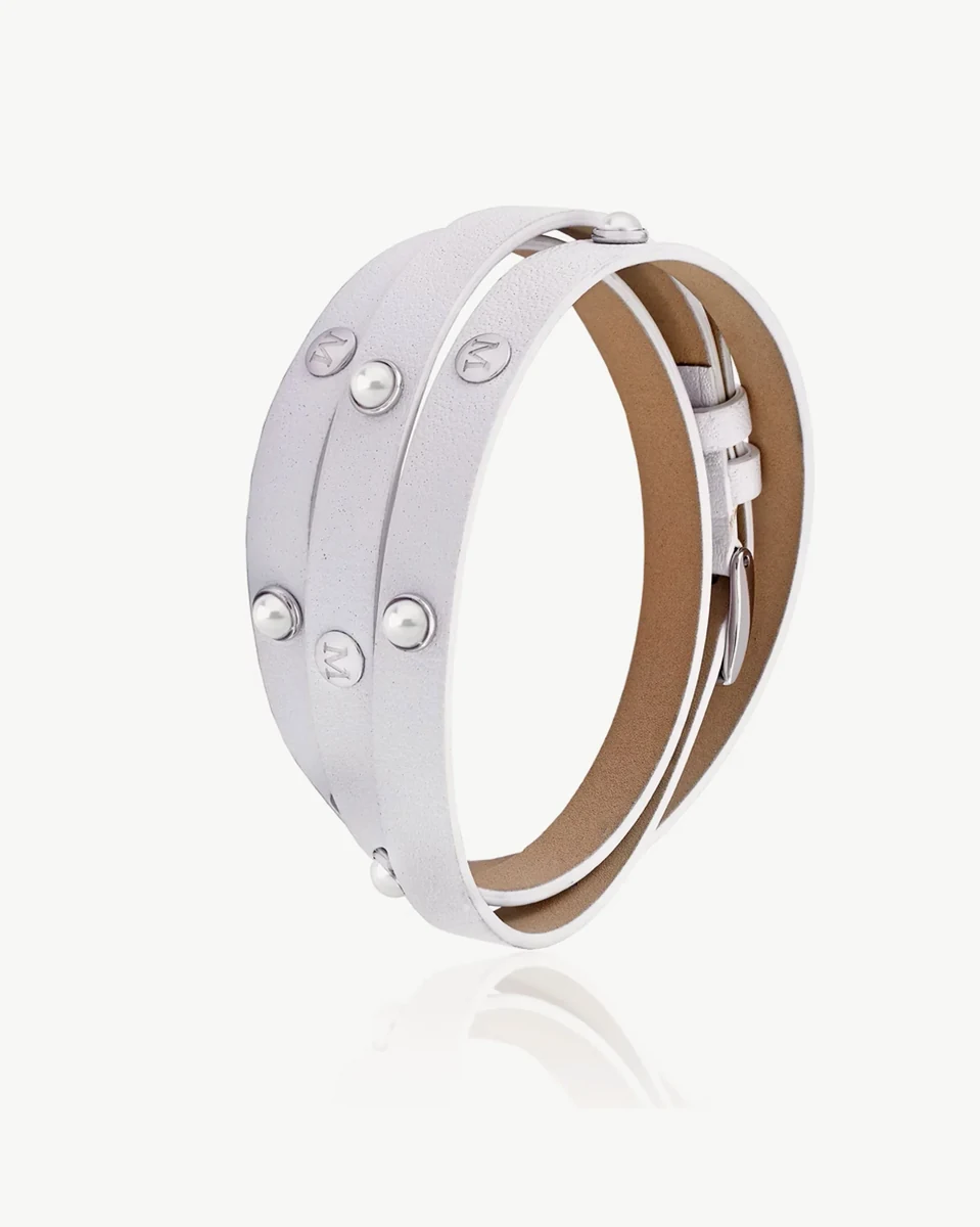 Weißes Lederarmband mit Perlen, Dreiviertelansicht auf weißem Hintergrund mit weichem Reflex.