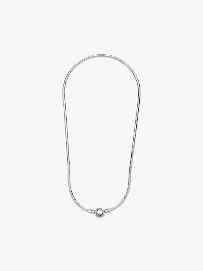 Schlangenkette Halskette von vorne, kreisförmig auf weißem Hintergrund angeordnet.