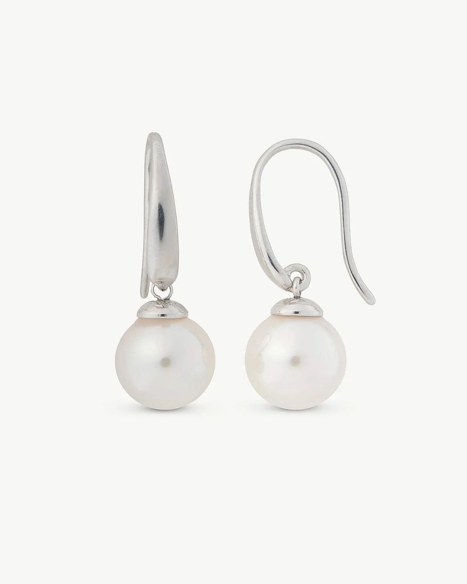 Vooraanzicht van pareloorbellen met haaksluiting, op een witte achtergrond.