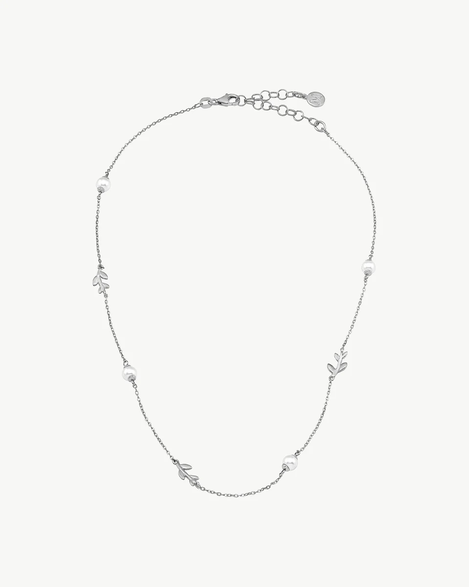 Collier en argent avec perles et motifs de feuilles, vue frontale complète sur fond blanc.