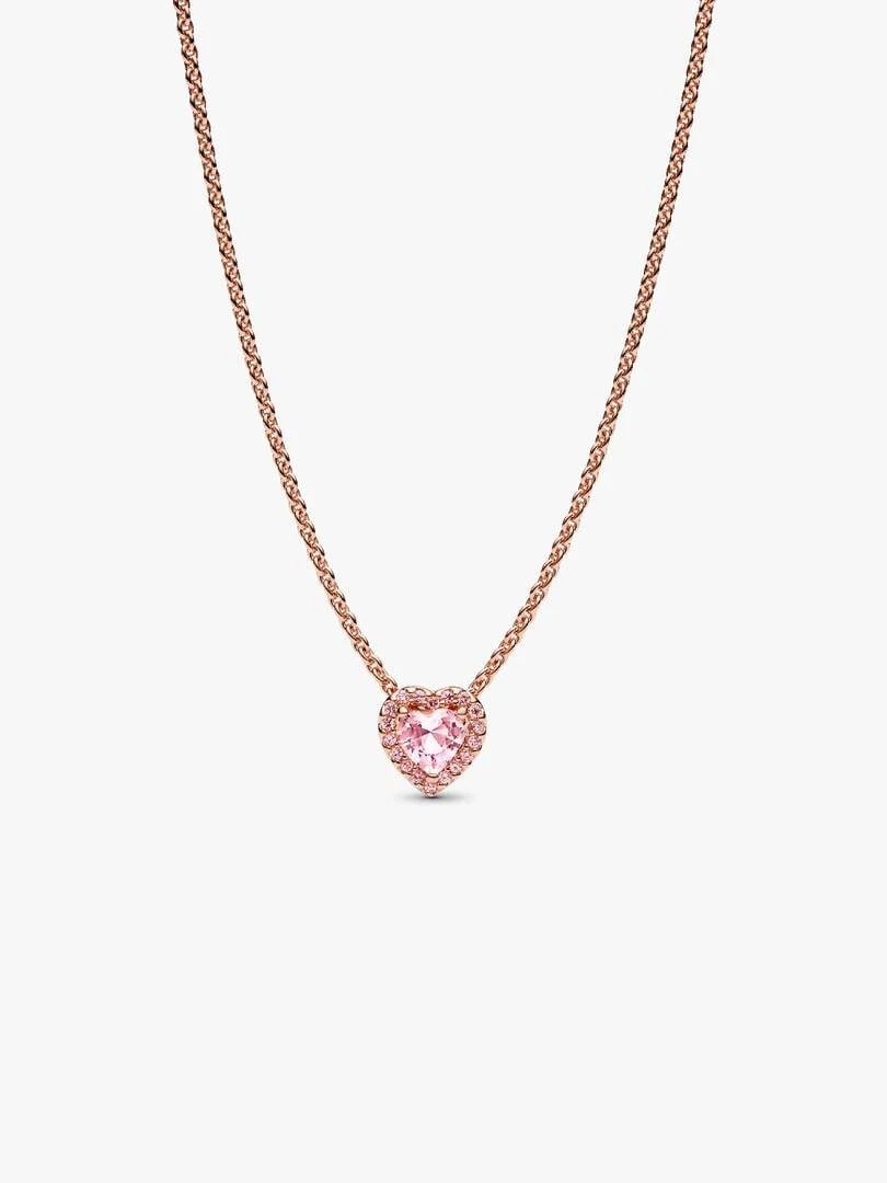 Collier avec pendentif cœur rose sur fond blanc, vue frontale centrée.