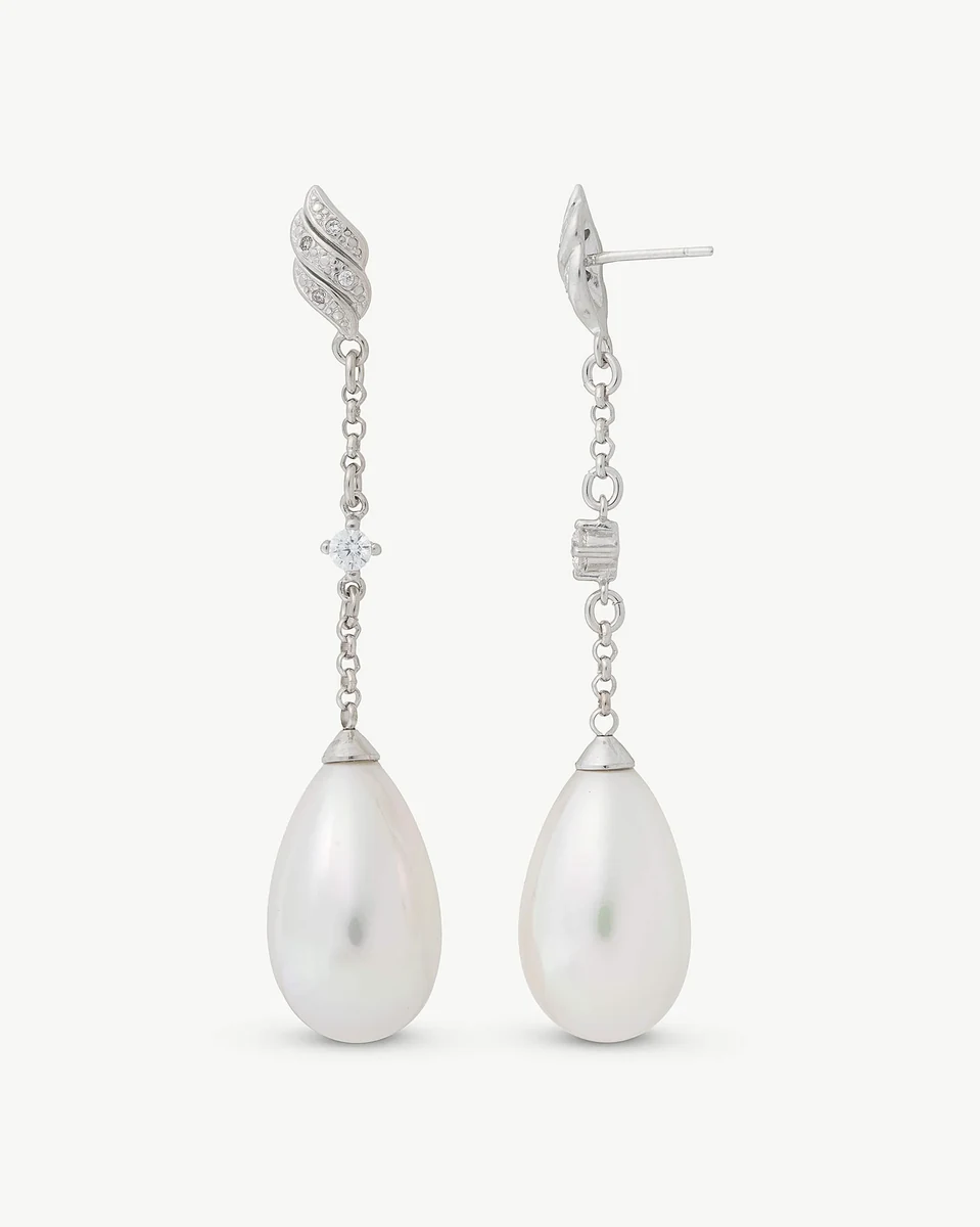 Vooraanzicht en zijaanzicht van de lange oorbellen op een witte achtergrond, met zicht op de sluiting en parel.