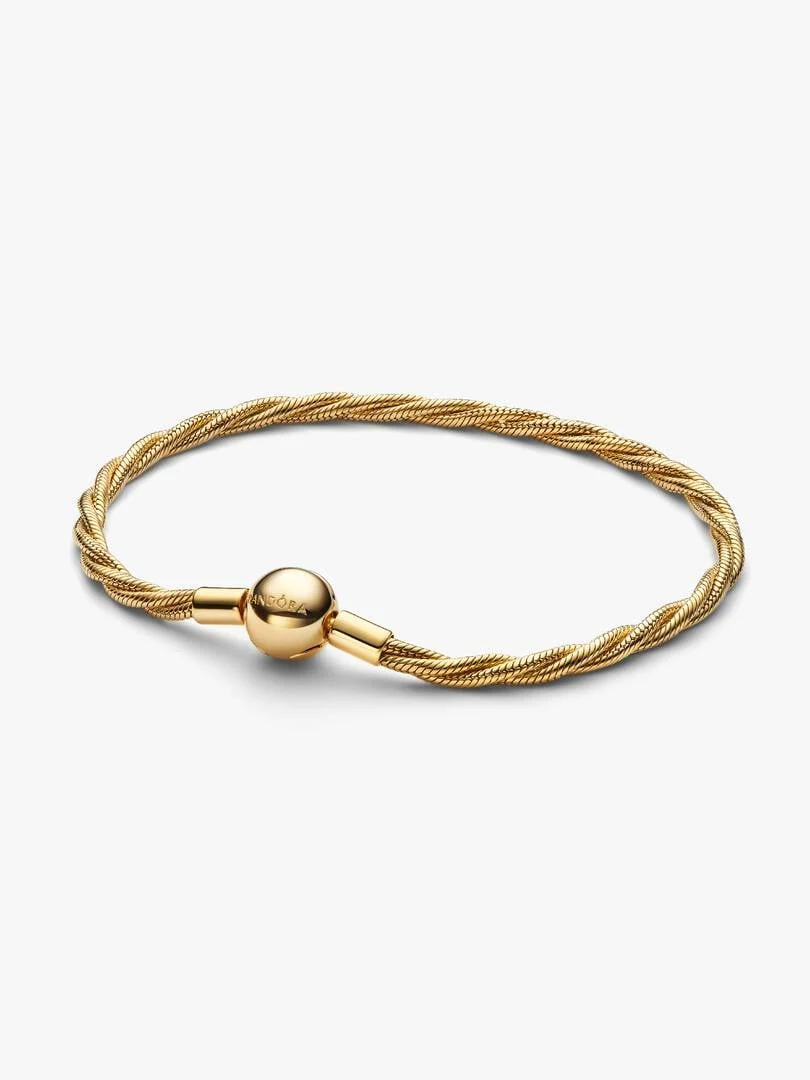 Bracelet à chaîne tressée vu de profil sur fond blanc, mettant en valeur le fermoir rond doré.