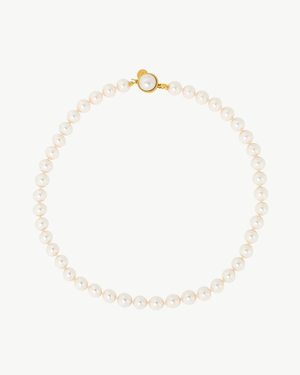 Parelsnoer in een cirkelvorm op een witte achtergrond, bovenaanzicht.