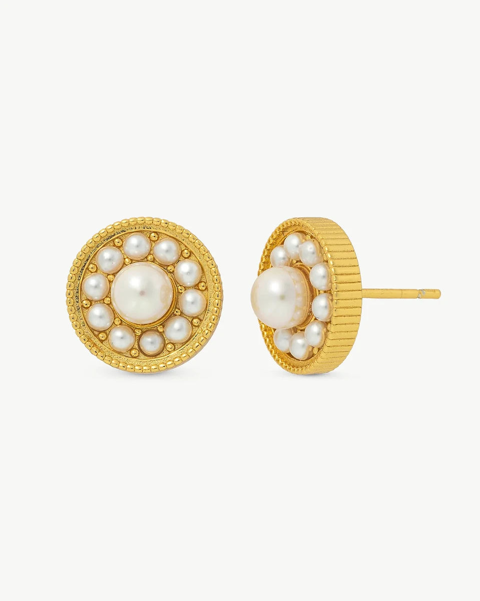 Par de pendientes de perla vistos de frente y de perfil, sobre fondo blanco.