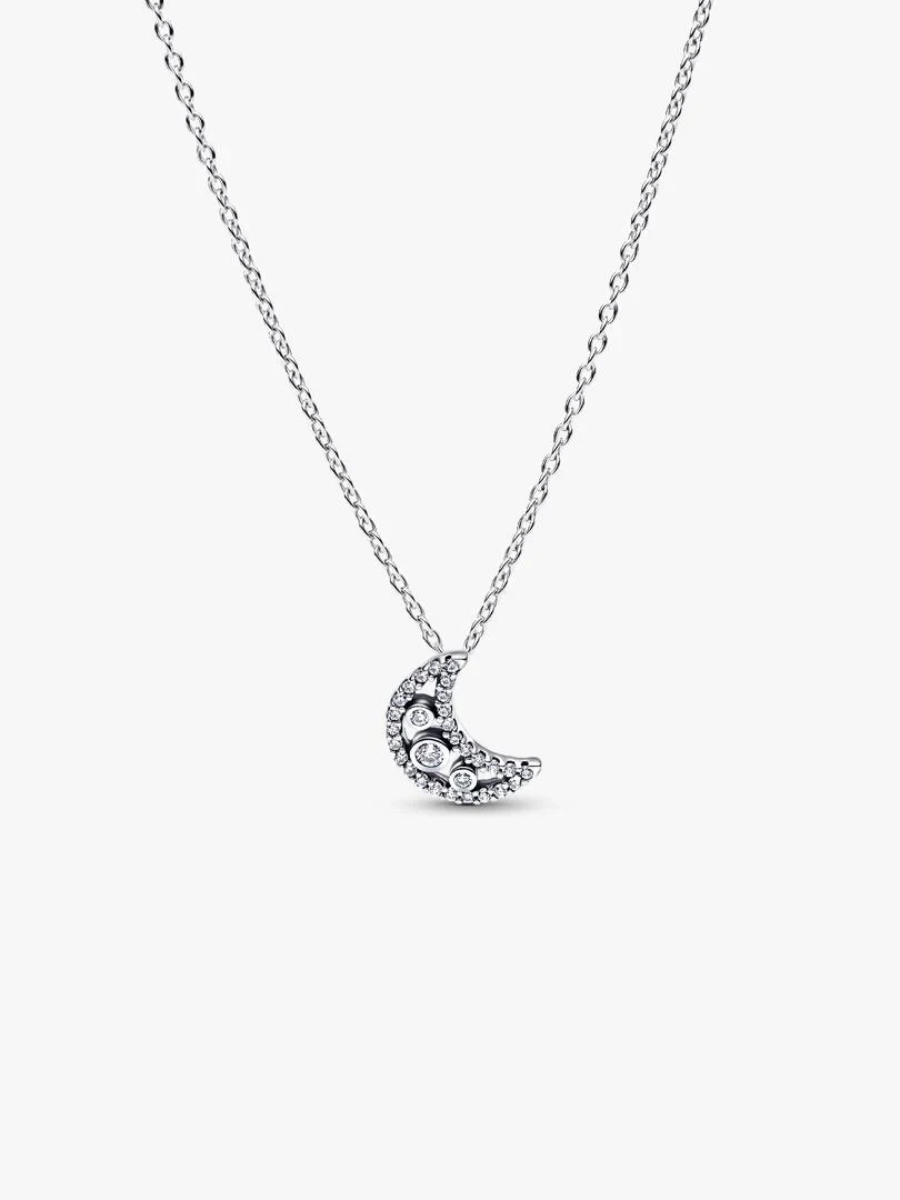 Collier en argent avec pendentif lune croissante serti de zircons, vue de face sur fond blanc.