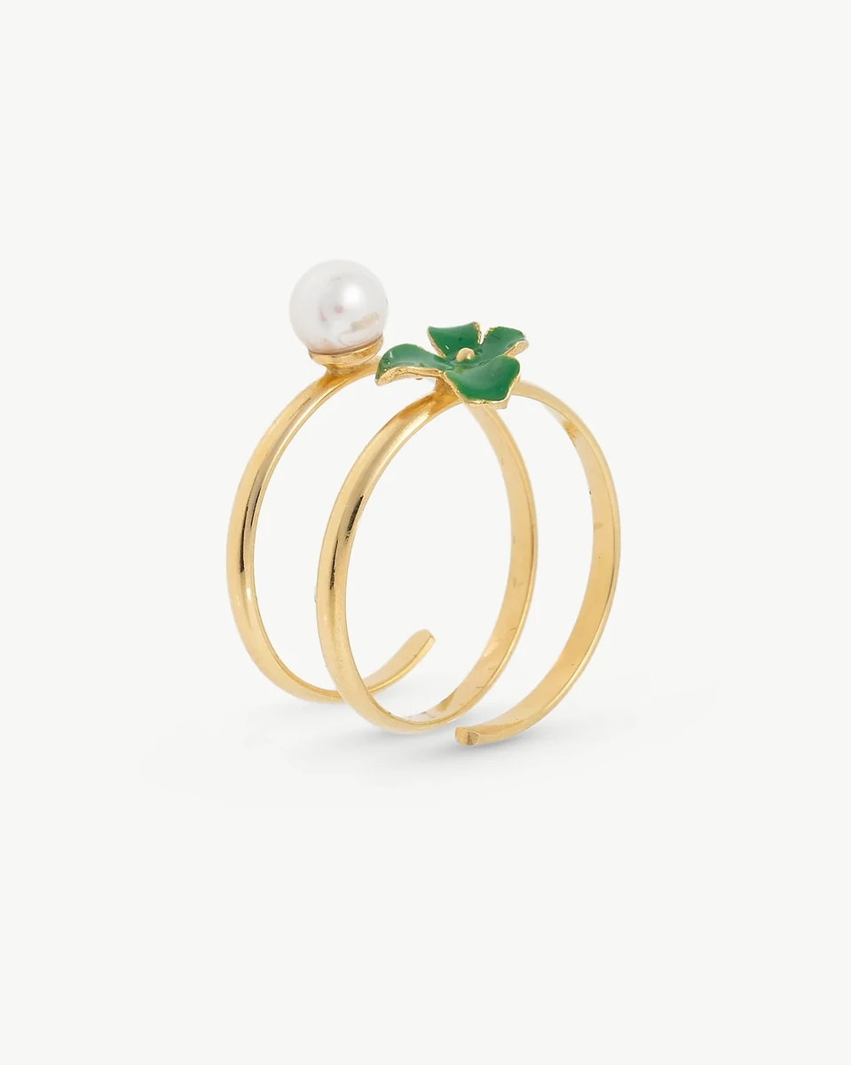 Anillo de banda abierta con perla y flor esmaltada verde, vista lateral sobre fondo blanco.