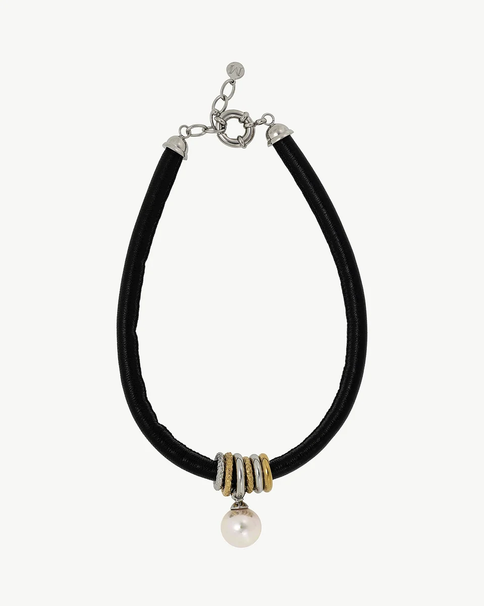 Collier ras du cou en cuir noir avec perle blanche pendante et détails métalliques, vue de face sur fond blanc.