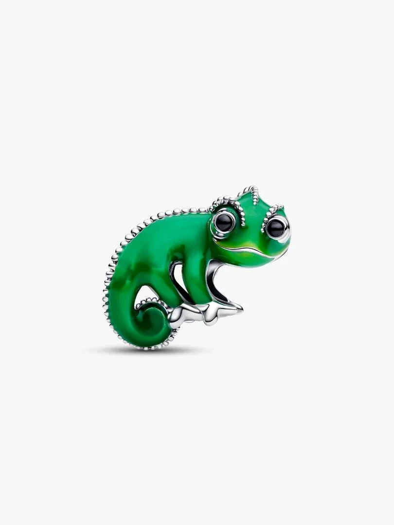 Charm caméléon vert de profil, fond blanc, détails d'émail et d'argent.