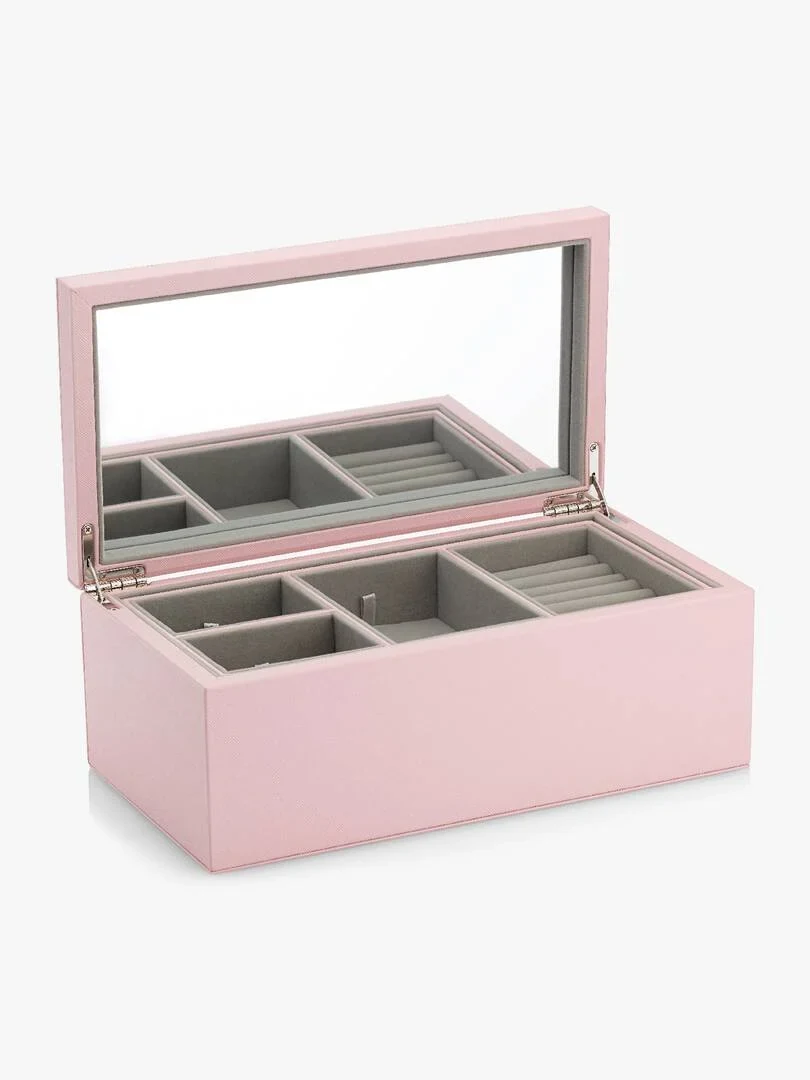 Opengeklapte roze sieradenbox met spiegellid, schuin aanzicht op witte achtergrond, interieur zichtbaar.