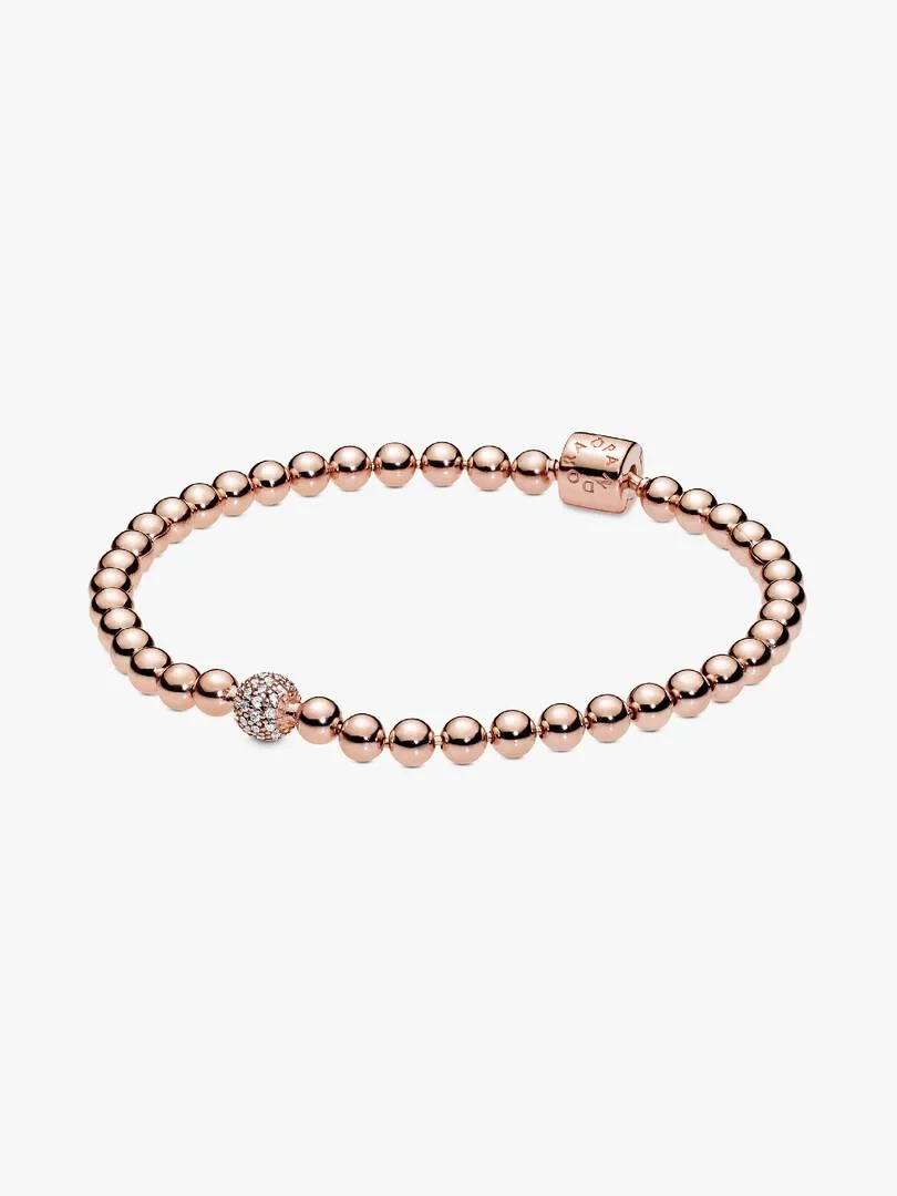 Rose gold kralenarmband vanuit een zijaanzicht op een witte achtergrond, met focus op de pavé-kraal.