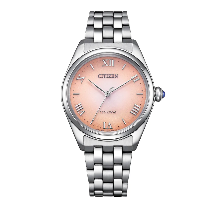 Reloj de acero con esfera color cobre y números romanos, vista frontal sobre fondo blanco.