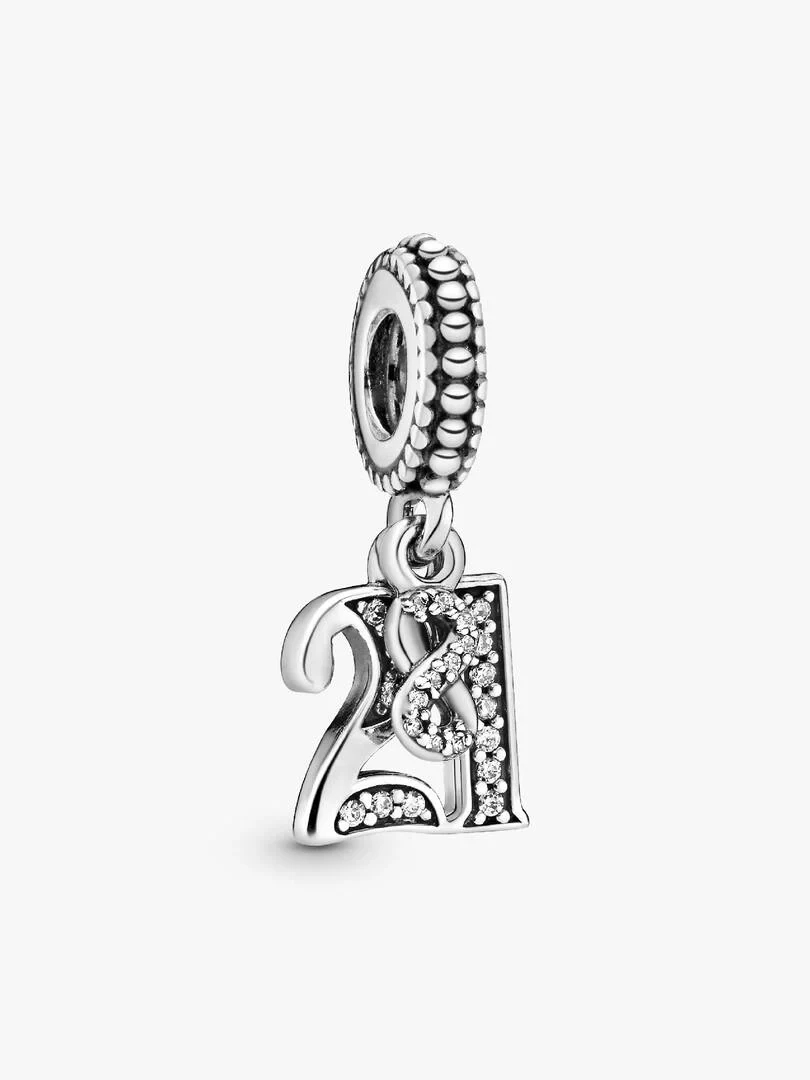 Charm pendant en argent avec détail de chiffre et symbole infini, vue de profil sur fond blanc.