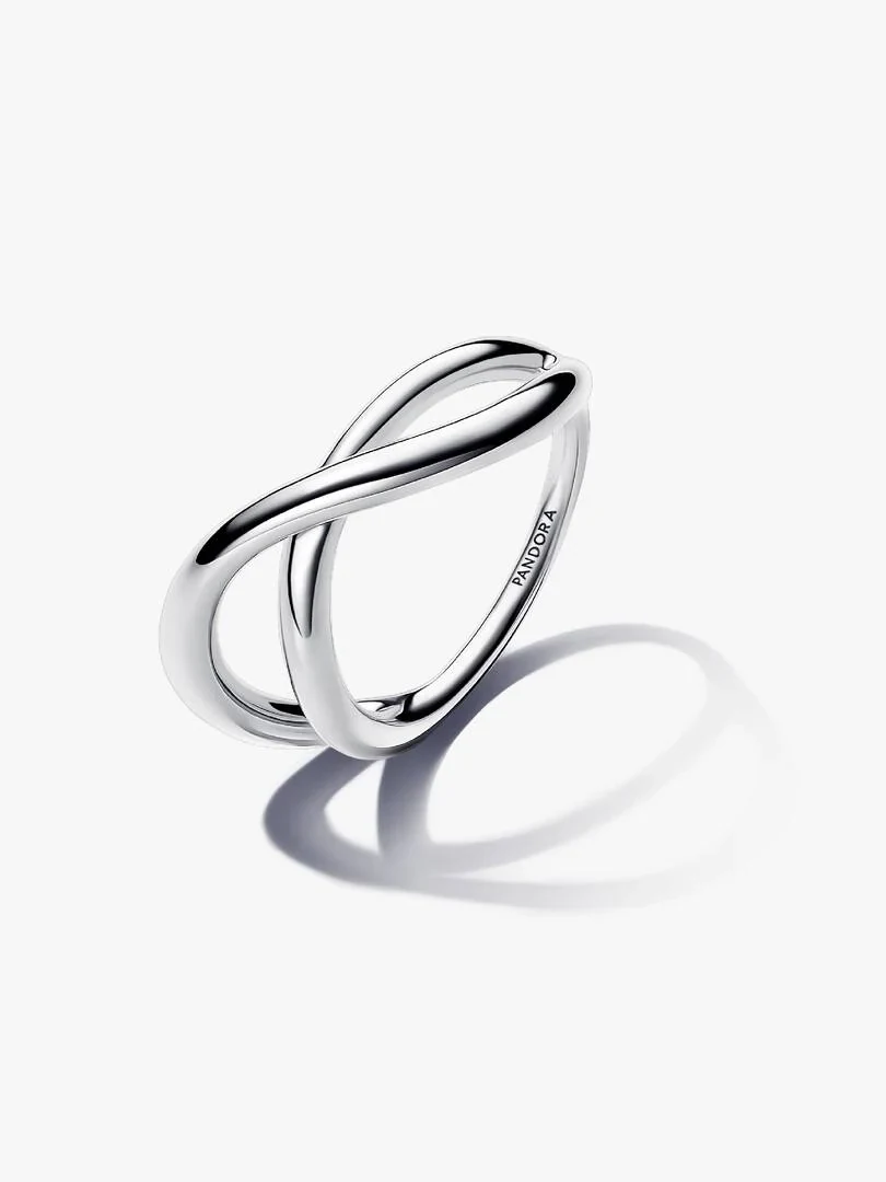 Bague en argent au design infini vue de profil, sur fond blanc avec une ombre douce.
