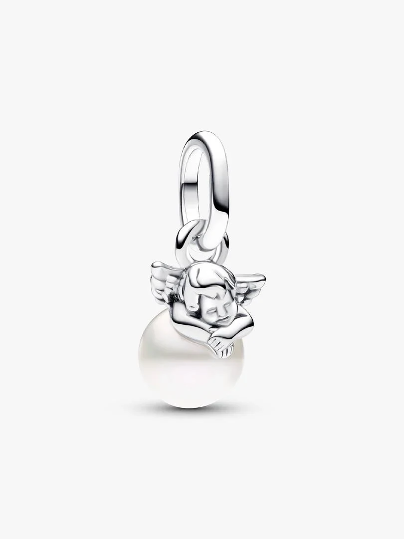 Vue frontale du charm cupidon sur une perle blanche, angle frontal, fond blanc pur.