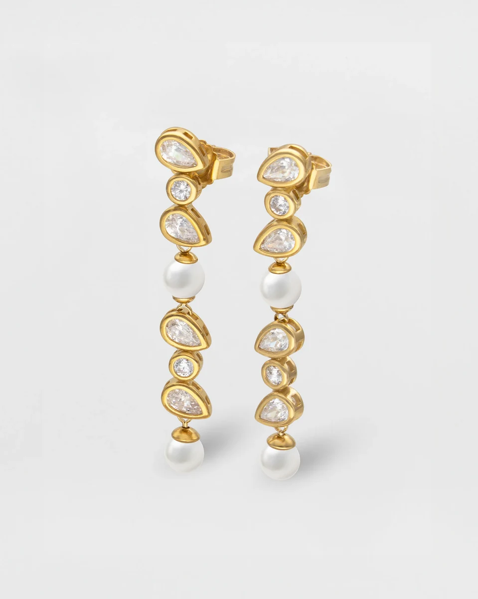 Frontansicht der langen Ohrringe mit Perlen und Zirkonia auf weißem Hintergrund.