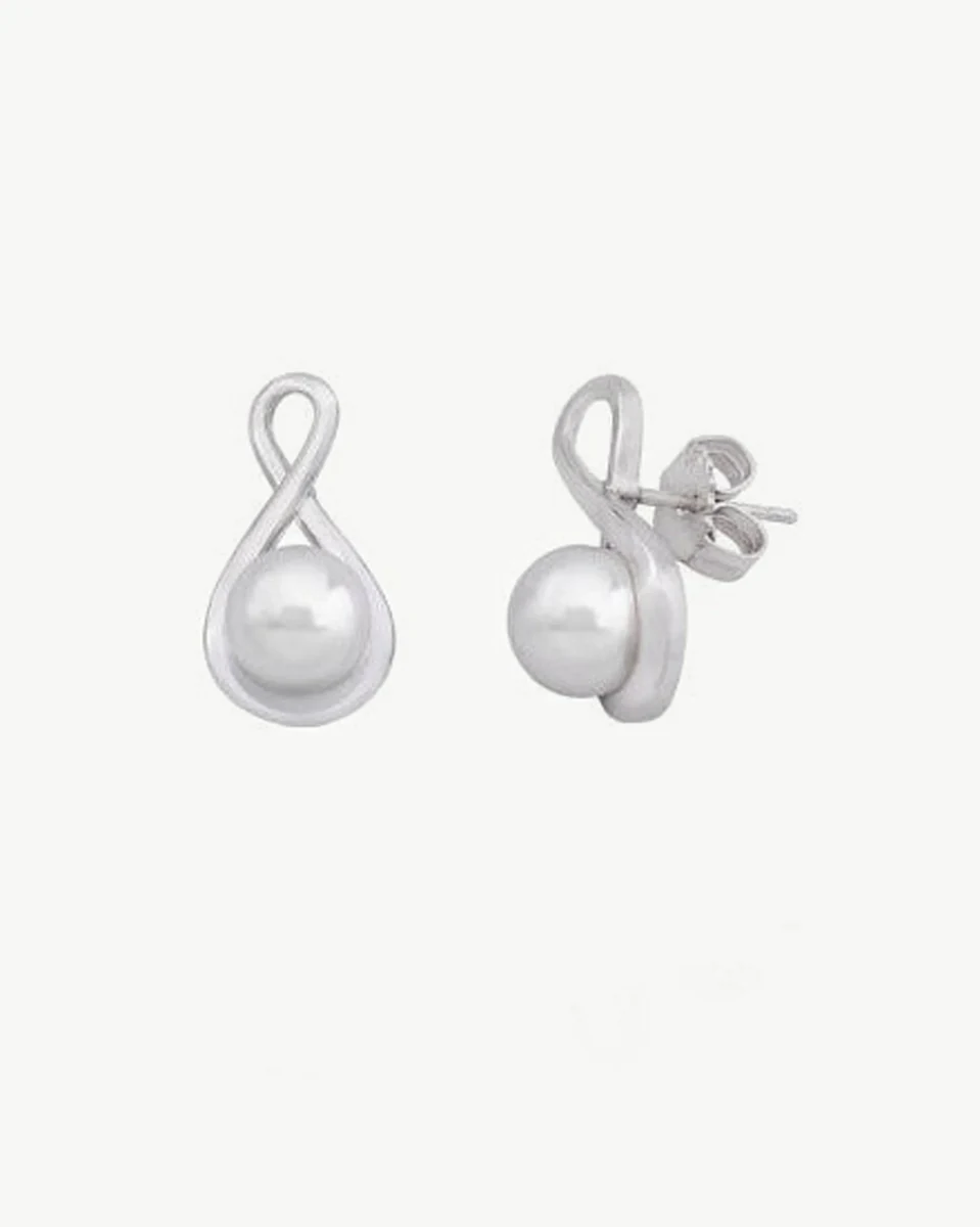 Paire de boucles d'oreilles en perles avec monture argentée en forme de boucle, vue de face et de profil sur fond blanc.