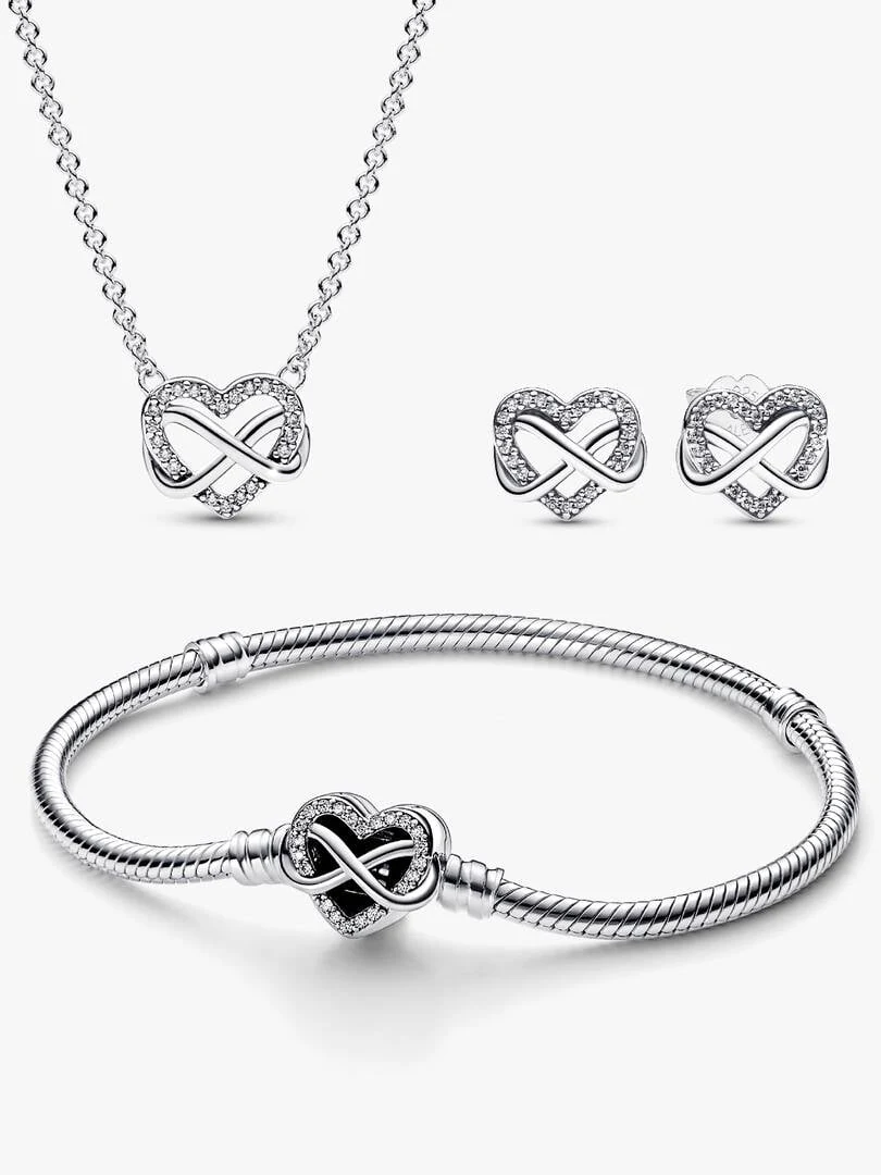 Conjunto de collar, pendientes y pulsera sobre fondo blanco, vista frontal con disposición equilibrada.