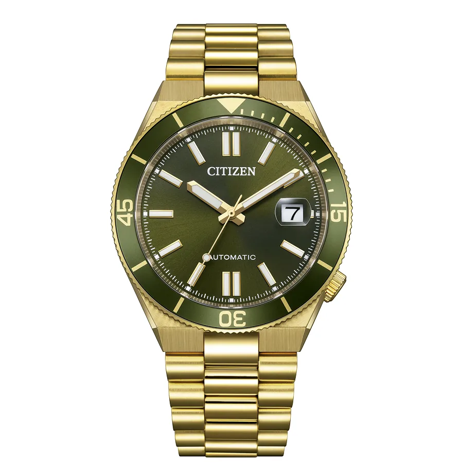 Vista frontal completa del reloj, fondo blanco, brazalete y caja dorados con esfera y bisel verdes.