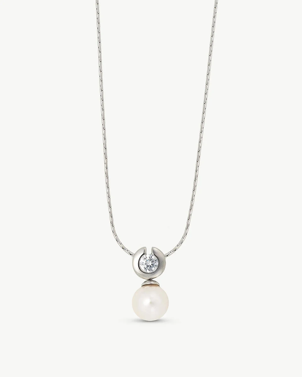 Collier avec pendentif en perle et zircon, vue de face sur fond blanc pur.