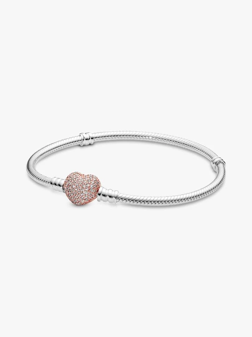 Vue frontale du bracelet sur fond blanc, mettant en valeur le fermoir cœur en or rose.