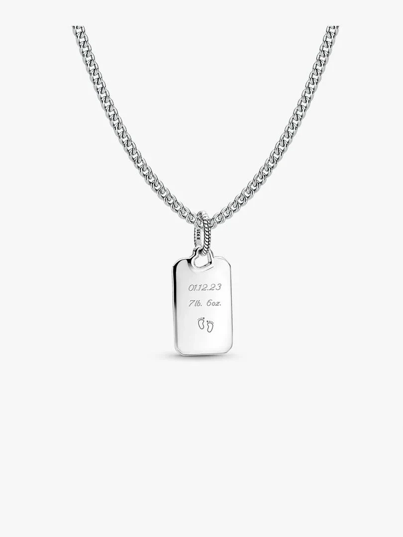Collier avec pendentif rectangulaire gravé, vue de face sur fond blanc pur.
