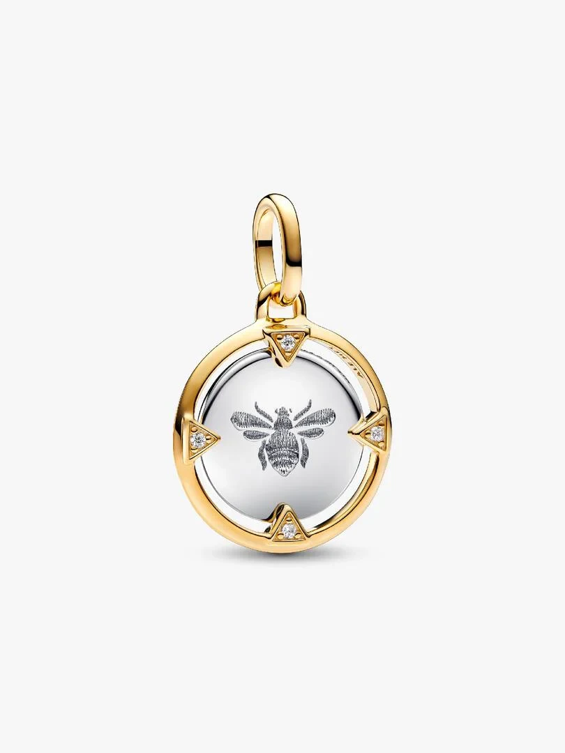 Charm médaillon avec motif d'abeille, vue frontale de trois quarts, fond blanc neutre.