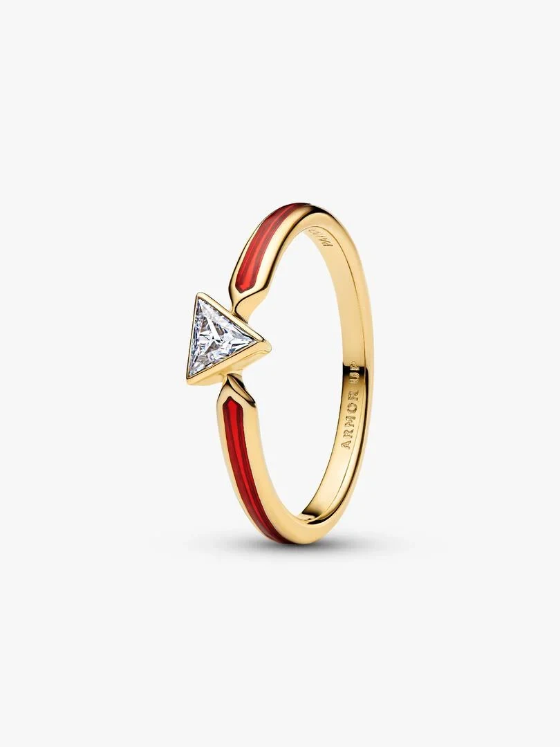 Anillo visto en ángulo lateral sobre fondo blanco, resaltando la gema triangular y el detalle grabado.