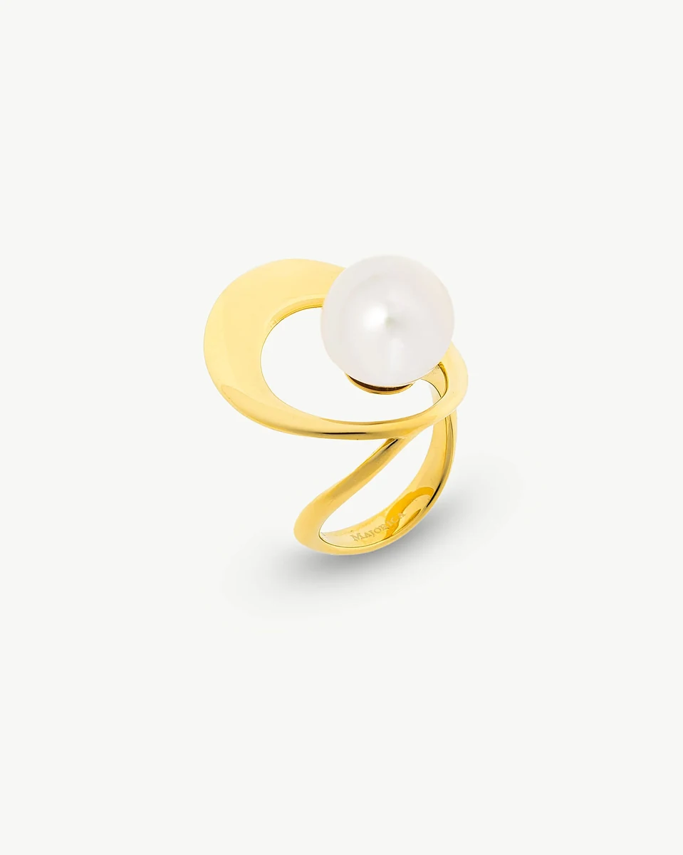 Bague en acier doré et perle blanche, vue de profil sur fond blanc.