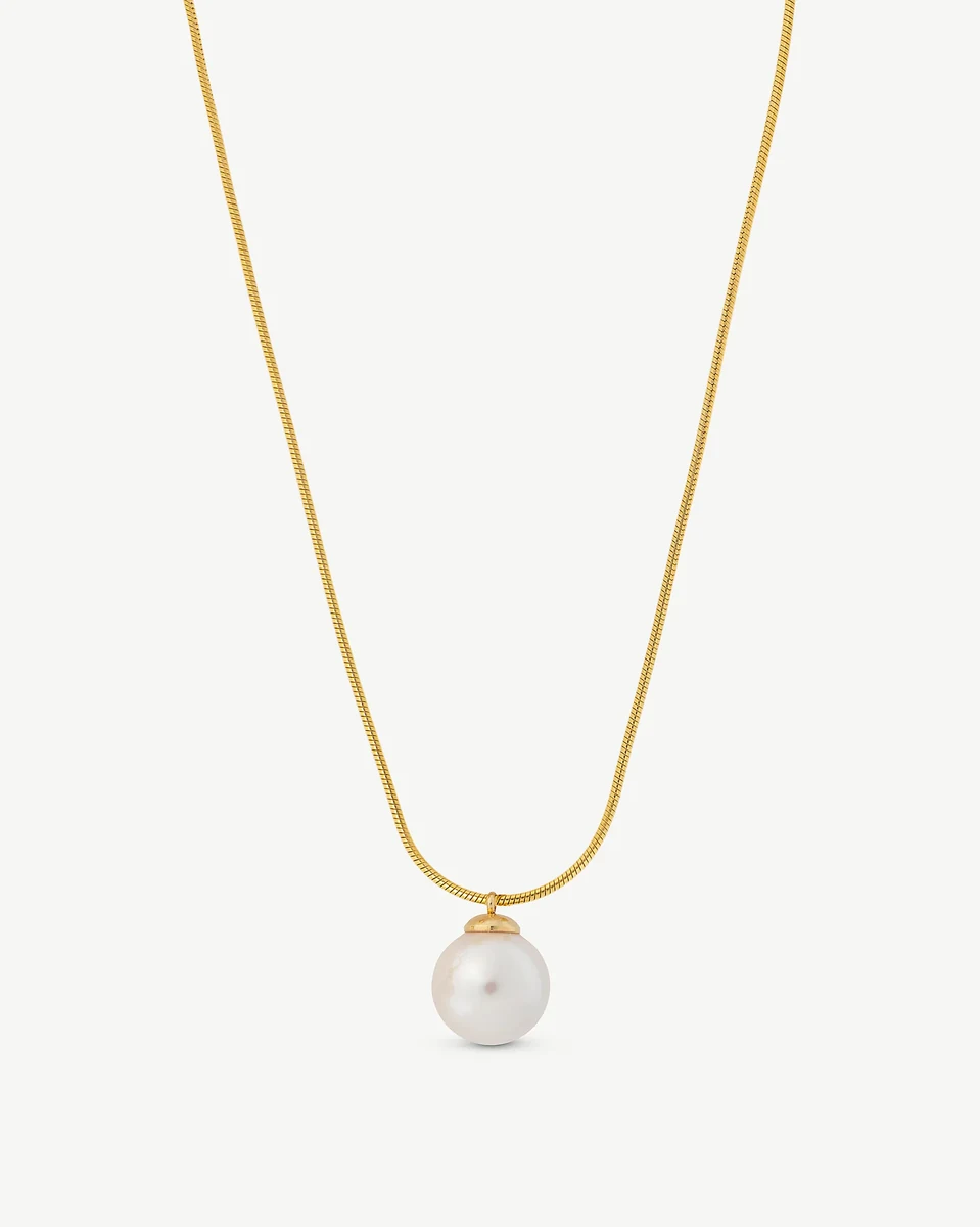 Ketting met witte parel hanger op een witte achtergrond, gecentreerd vooraanzicht.