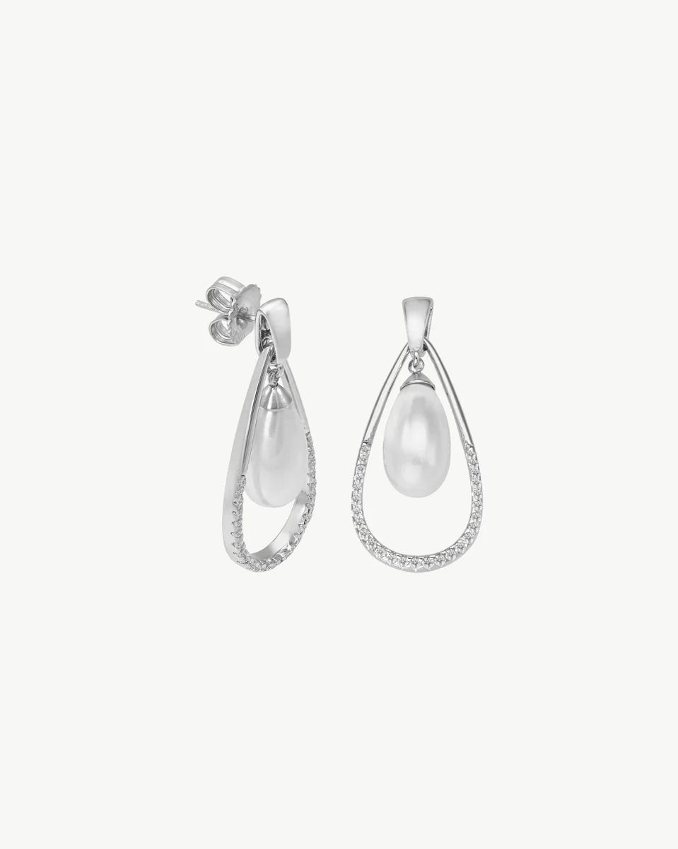 Vooraanzicht van de parel- en zilveren oorknopjes op een witte achtergrond, met het druppelontwerp.