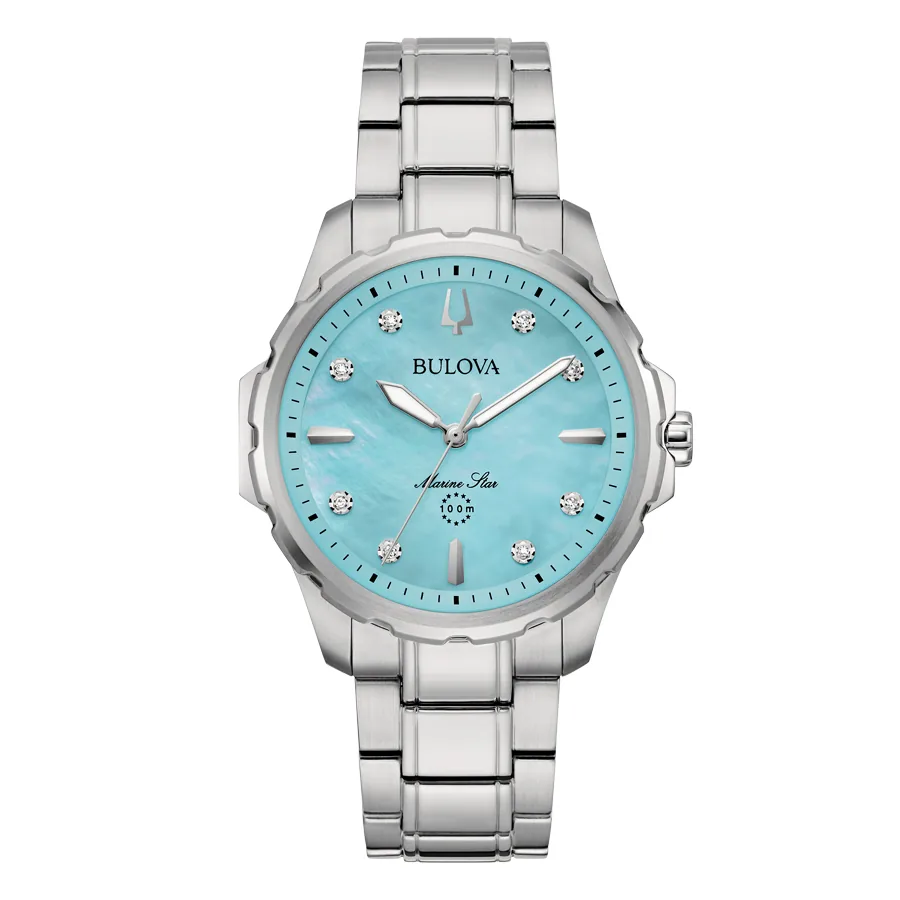 Vista frontal del reloj con esfera azul claro y brazalete de acero, fondo blanco.