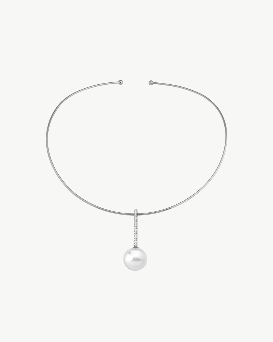 Collier ras du cou vue de face sur fond blanc, avec pendentif perle et zircons.