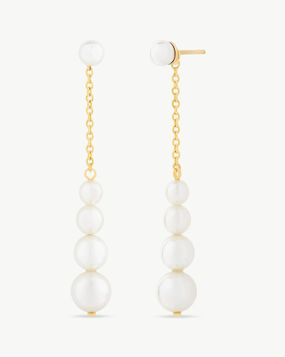 Vooraanzicht van lange gouden kettingoorbellen met parels, op een witte achtergrond.