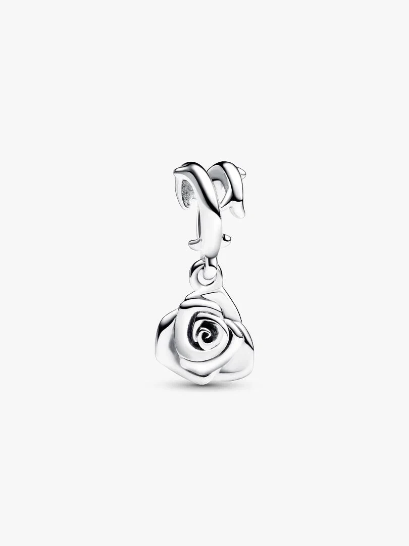Charm de rosa tridimensional en plata, vista frontal con ángulo ligeramente picado sobre fondo blanco.