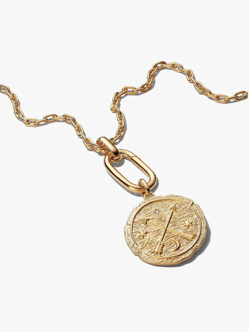 Collar con medallón circular grabado sobre fondo blanco, toma frontal con cadena de eslabones.