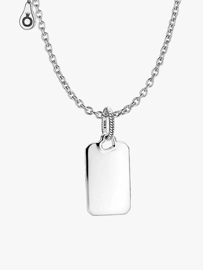 Collier en argent avec pendentif rectangulaire lisse, vue de face sur fond blanc.
