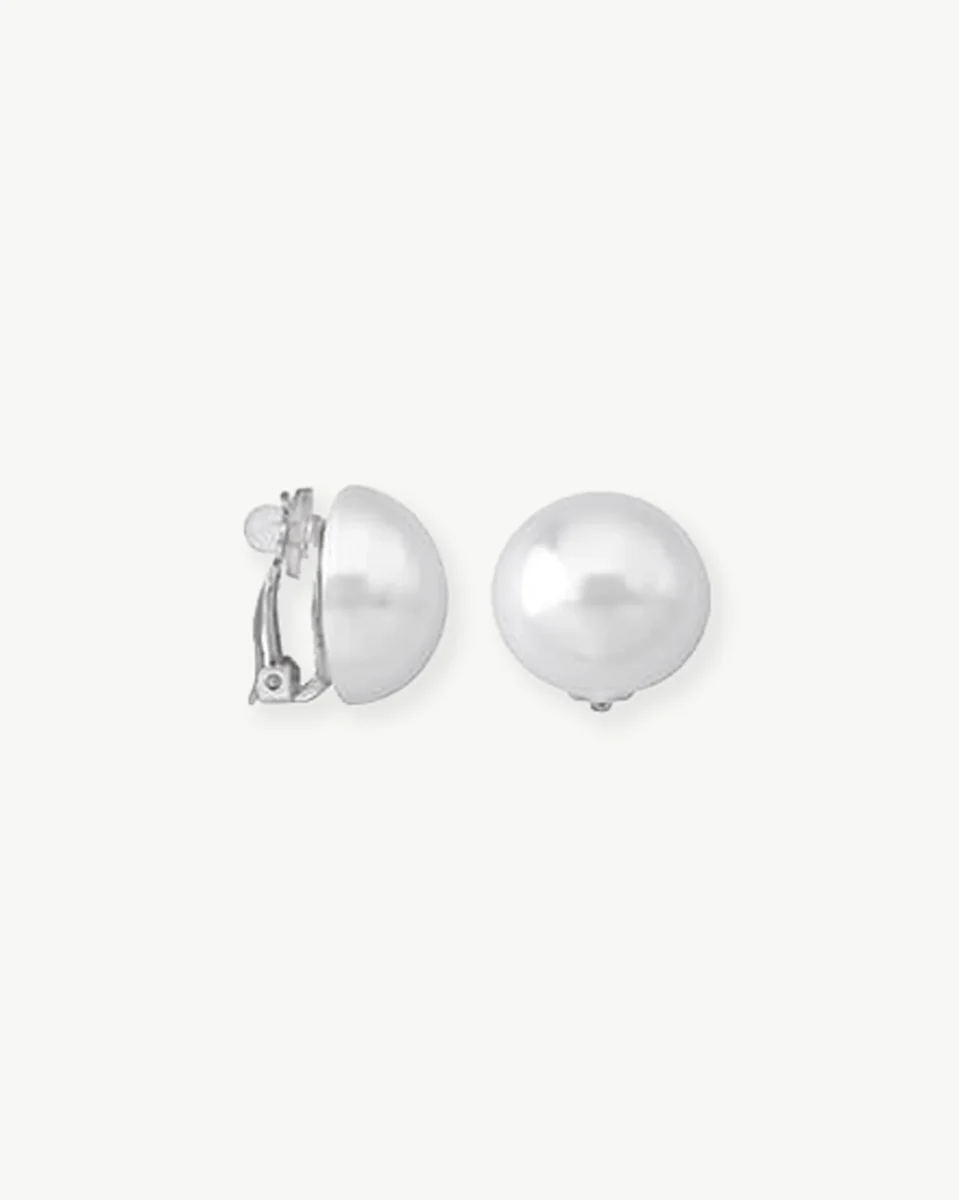 Vue de face et de profil des boucles d'oreilles demi-perle sur fond blanc.