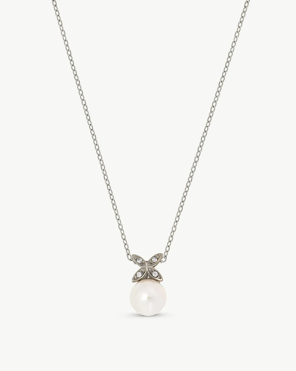 Collier avec pendentif perle et détail floral en zircons, vue de face sur fond blanc.