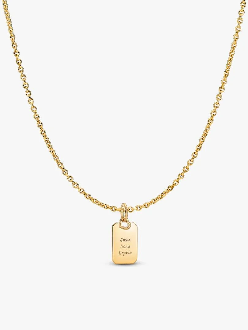 Halskette mit graviertem rechteckigem Anhänger, Frontansicht auf neutralem weißem Hintergrund.