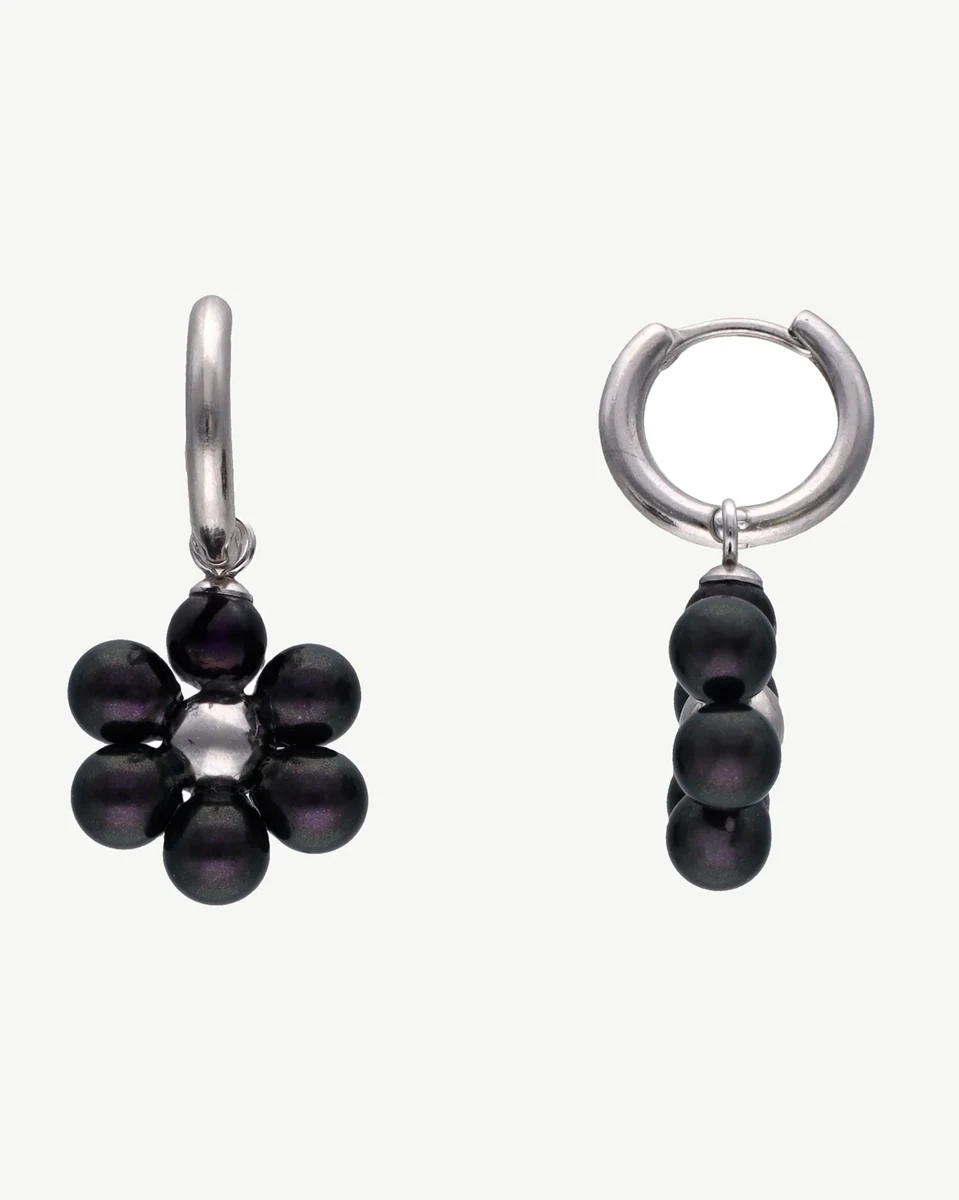 Par de pendientes de aro con diseño floral de perlas negras, vista frontal sobre fondo blanco.